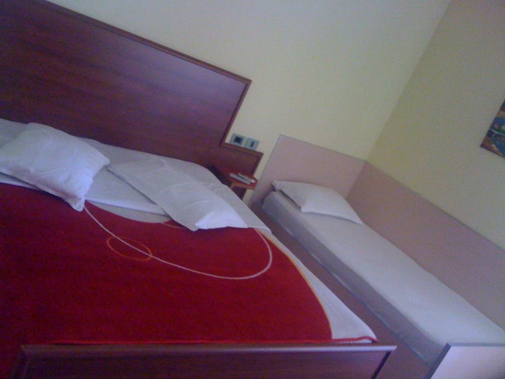 Hotel Ikea Tirana Buitenkant foto
